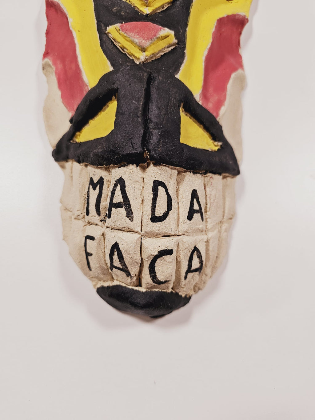 Escultura Máscara "MADA FACA"