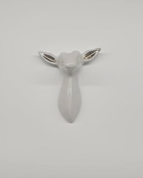 Broche de ciervo dorado con orejas