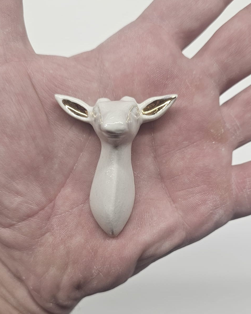 Broche de ciervo dorado con orejas